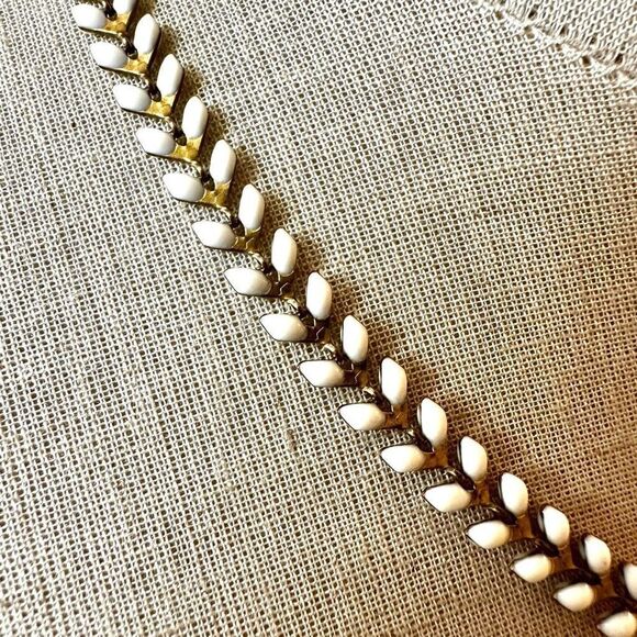 Abalone pendant necklace with white beaded chain - Picture 9 of 11